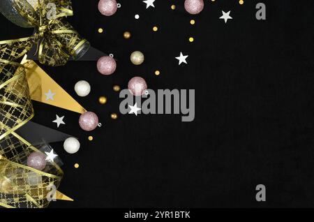 Goldene und rosafarbene Silvesterdekorationen mit leerem Platz zum Füllen mit Inhalt, Sternen, Kugeln, Konfetti, Band, Schüssel, Flasche, Champagner, Glas. Stockfoto