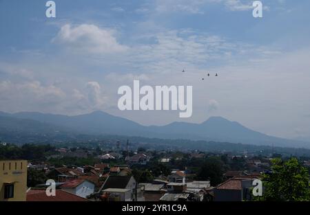 Wunderschöner Blick von Dago Atas aus der Luft auf die Stadt Bandung. Stockfoto