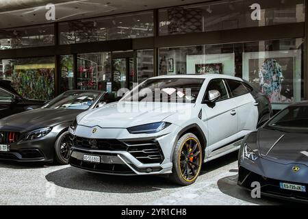 Monaco - 9. August 2024: Lamborghini Urus und Lamborghini Huracan auf dem Parkplatz. Stockfoto