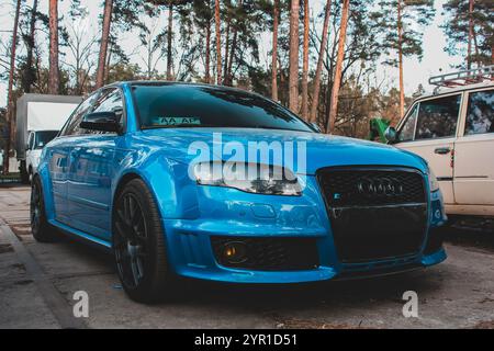 Kiew, Ukraine - 9. April 2014: Blauer Sportwagen Audi RS4 Stockfoto