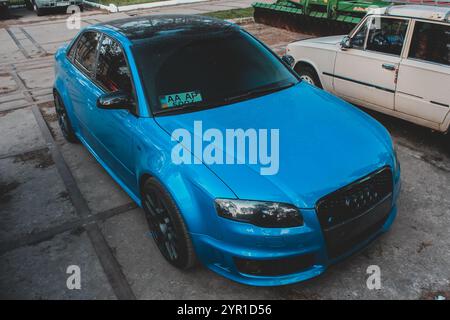 Kiew, Ukraine - 9. April 2014: Blauer Sportwagen Audi RS4 Stockfoto