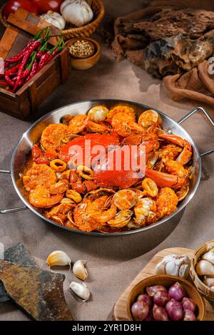 Krabben mit padang-Chili-Sauce oder Kepiting Saus Padang. Krabbengericht in heißer und scharfer Padang-Sauce. Stockfoto