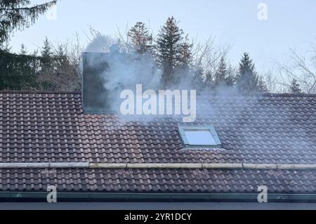 Rauchschornsteine an einem kalten Wintertag in Marktoberdorf, Allgäu, Bayern, Deutschland, 27. November, 2024. Stockfoto