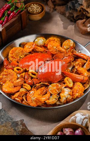 Krabben mit padang-Chili-Sauce oder Kepiting Saus Padang. Krabbengericht in heißer und scharfer Padang-Sauce. Stockfoto