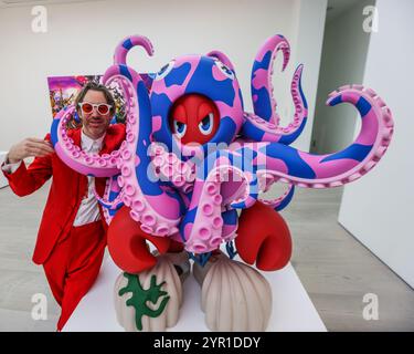 Saatchi Gallery London, Großbritannien. Dezember 2024. Die Ausstellung zeigt auch eine Reihe von Skulpturen, die das Drama der Kampfszene zum Leben erwecken, wobei klassische mythologische Figuren wie der Zentaur, der Minotaur und die Medusa herangezogen werden. Durch die Neuinterpretation dieser legendären Figuren in seinem charakteristischen Stil unterstreicht Colbert die zeitlose Anziehungskraft der Mythologie und ihre Resonanz in unserer eigenen Ära. Bis Zum 13. Januar 2025: Paul Quezada-Neiman/Alamy Live News Stockfoto