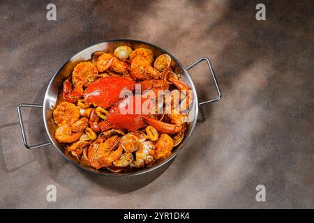 Krabben mit padang-Chili-Sauce oder Kepiting Saus Padang. Krabbengericht in heißer und scharfer Padang-Sauce. Stockfoto