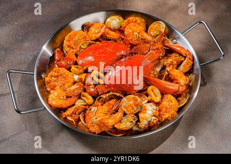 Krabben mit padang-Chili-Sauce oder Kepiting Saus Padang. Krabbengericht in heißer und scharfer Padang-Sauce. Stockfoto