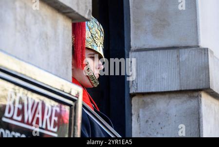 London, Großbritannien. Mitglied der Household Cavalry (Blues und Royals) zu Pferd vor der Horseguards Parade auf Whitehall Stockfoto