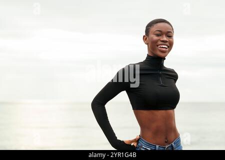 afroamerikanerin lächelt in die Kamera Stockfoto