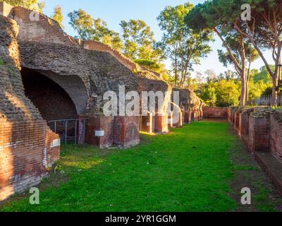 Severianische Lagerhäuser - Kaiserliche Häfen von Claudius und Trajan - Fiumicino, Rom, Italien Stockfoto