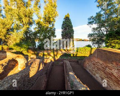 Severianische Lagerhäuser - Kaiserliche Häfen von Claudius und Trajan - Fiumicino, Rom, Italien Stockfoto