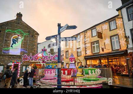 Keswick Victorian Christmas Fayre. Leuchtendes Wandgemälde an der Wand von Moot Hall und die Lichter an YE Olde Friars Stockfoto