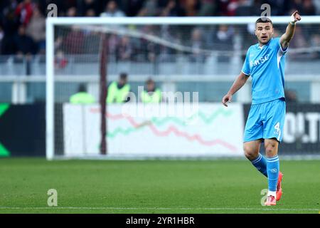 Turin, Italien. Dezember 2024. Alessandro Buongiorno vom SSC Napoli gibt Gesten während des Fußballspiels der Serie A zwischen Turin FC und SSC Napoli im Stadio Olimpico am 1. dezember 2024 in Turin. Quelle: Marco Canoniero/Alamy Live News Stockfoto