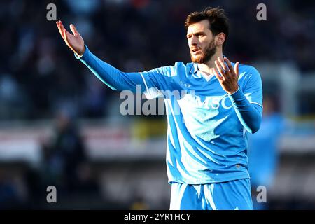 Turin, Italien. Dezember 2024. Khvicha Kvaratskhelia vom SSC Napoli Gesten während des Fußballspiels der Serie A zwischen Turin FC und SSC Napoli im Stadio Olimpico am 1. dezember 2024 in Turin. Quelle: Marco Canoniero/Alamy Live News Stockfoto