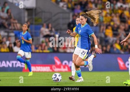 Gold Coast, Australien. Dezember 2024. Brasiliens Giovana Queiroz greift während eines Freundschaftsspiels zwischen der australischen Fußballnationalmannschaft der Frauen, den Matildas, und Brasilien im CBUS Super Stadium/Robina Stadium am 1. Dezember 2024 in Gold Coast, Australien an. Credit: Tim Martorana/Alamy Live News Stockfoto