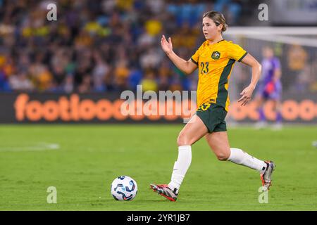 Gold Coast, Australien. Dezember 2024. Matildas Kyra Cooney-Cross während eines Freundschaftsspiels zwischen der australischen Fußballnationalmannschaft der Frauen, den Matildas und Brasilien im CBUS Super Stadium/Robina Stadium am 1. Dezember 2024 in Gold Coast, Australien Credit: Tim Martorana/Alamy Live News Stockfoto