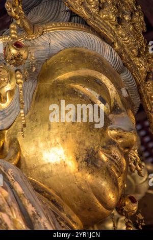 Buddha-Statue im buddhistischen Todai-JI-Tempel in Nara, der alten Hauptstadt Japans Stockfoto
