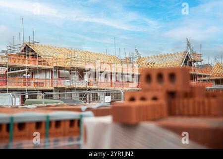 Holzrahmendach mit Ziegeln im Vordergrund Stockfoto