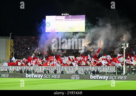 Florenz, Italien. Dezember 2024. Artemio Franchi Stadium, Florenz, Italien - Fiorentinas Anhänger während des Enilive Football-Spiels der Serie A, Fiorentina vs. Inter, 1. Dezember 2024 (Foto: Roberto Ramaccia/SIPA USA) Credit: SIPA USA/Alamy Live News Stockfoto