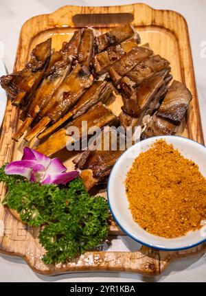 Gegrillte Lammrippchen mit Gewürzen und Garnelen Stockfoto