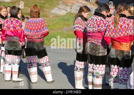 Inuit-Frauen tragen traditionelle grönländische Tracht oder Kalaallisuut in Ilulissat auf Grönland. Stockfoto