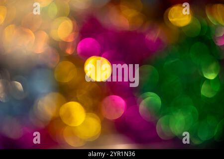 Verschwommener Hintergrund von bunten weihnachtslichtern Stockfoto
