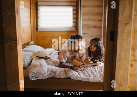 Junge attraktive Paare, die zusammen ein Buch lesen. Stockfoto