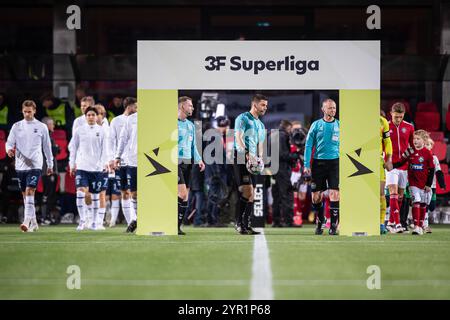 Silkeborg, Dänemark. Dezember 2024. Schiedsrichter lasse Graagaard wurde während des 3F Superliga-Spiels zwischen Silkeborg IF und Aarhus GF im Jysk Park in Silkeborg gesehen. Quelle: Gonzales Photo/Alamy Live News Stockfoto