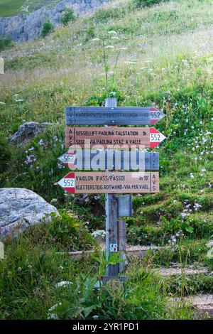 Wegweiser weisen auf verschiedene Wanderwege in den Dolomiten hin. Stockfoto