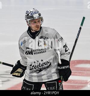 Memmingen, Deutschland. Dezember 2024. 01.12.2024, Alpha Cooling-Arena am Huehnerberg, Memmingen, GER, Oberliga S?d, ECDC Memmingen Indians vs Bietigheim Steelers, im Bild Alexander Preibisch (Bietigheim, #29) Foto ? Nordphoto GmbH/Hafner Credit: dpa/Alamy Live News Stockfoto