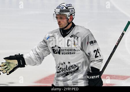 Memmingen, Deutschland. Dezember 2024. 01.12.2024, Alpha Cooling-Arena am Huehnerberg, Memmingen, GER, Oberliga S?d, ECDC Memmingen Indians vs Bietigheim Steelers, im Bild Alexander Preibisch (Bietigheim, #29) Foto ? Nordphoto GmbH/Hafner Credit: dpa/Alamy Live News Stockfoto