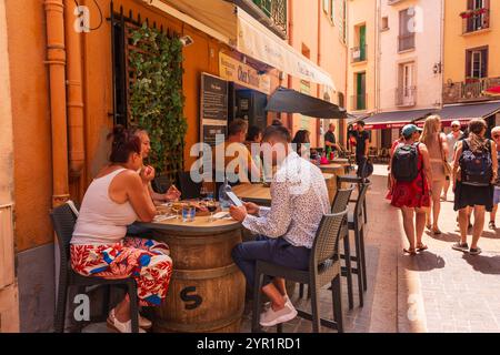 Straßencafé-Bar in der Altstadt von Collioure, Pyrenäen Orientales, Roussillon, Occitanie, Frankreich, Europa Stockfoto