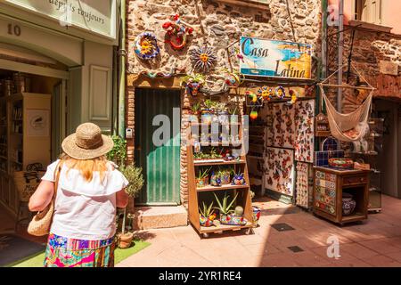 Souvenirladen in der Altstadt von Collioure, Pyrenäen Orientales, Roussillon, Occitanie, Frankreich, Europa Stockfoto