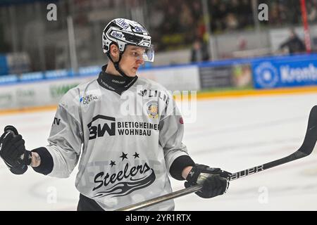 Memmingen, Deutschland. Dezember 2024. 01.12.2024, Alpha Cooling-Arena am Huehnerberg, Memmingen, GER, Oberliga S?d, ECDC Memmingen Indians vs Bietigheim Steelers, im Bild Erik Nemec (Bietigheim, #14) Foto ? Nordphoto GmbH/Hafner Credit: dpa/Alamy Live News Stockfoto