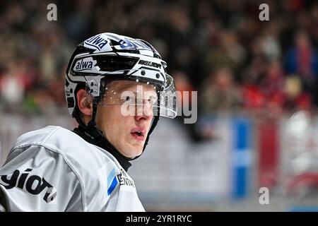 Memmingen, Deutschland. Dezember 2024. 01.12.2024, Alpha Cooling-Arena am Huehnerberg, Memmingen, GER, Oberliga S?d, ECDC Memmingen Indians vs Bietigheim Steelers, im Bild Erik Nemec (Bietigheim, #14) Foto ? Nordphoto GmbH/Hafner Credit: dpa/Alamy Live News Stockfoto