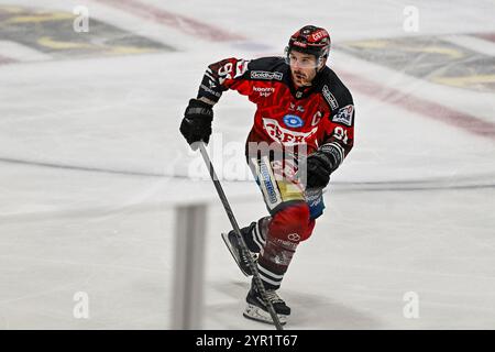 Memmingen, Deutschland. Dezember 2024. 01.12.2024, Alpha Cooling-Arena am Huehnerberg, Memmingen, GER, Oberliga S?d, ECDC Memmingen Indians vs Bietigheim Steelers, im Bild Tyler Spurgeon (Memmingen, #91) Foto ? Nordphoto GmbH/Hafner Credit: dpa/Alamy Live News Stockfoto