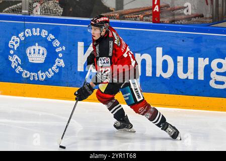 Memmingen, Deutschland. Dezember 2024. 01.12.2024, Alpha Cooling-Arena am Huehnerberg, Memmingen, GER, Oberliga S?d, ECDC Memmingen Indians vs Bietigheim Steelers, im Bild Linus Svedlund (Memmingen, #72) Foto ? Nordphoto GmbH/Hafner Credit: dpa/Alamy Live News Stockfoto