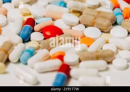 Mehrere farbige verschreibungspflichtige Tabletten auf weißem Hintergrund Stockfoto