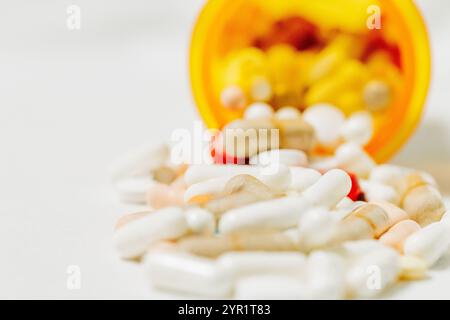 Orange verschreibungspflichtige Pille Flasche mit verschütteten Pillen Stockfoto