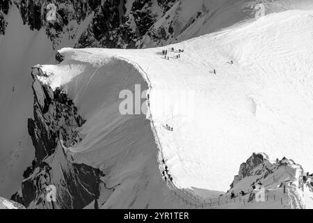 Gruppe von Skifahrern in der Nähe von Aiguille du Midi, Mont Blanc, Frankreich Stockfoto