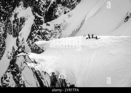 Gruppe von Skifahrern in der Nähe von Aiguille du Midi, Mont Blanc, Frankreich Stockfoto