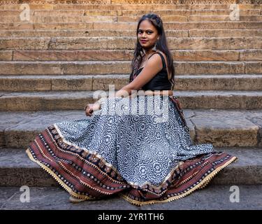 Junge Frau in traditioneller Kleidung, Gujarat, Indien Stockfoto