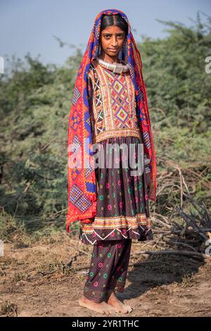 Ein junges Mädchen aus einer Stammesgemeinschaft, Kutch Region, Gujarat, Indien Stockfoto