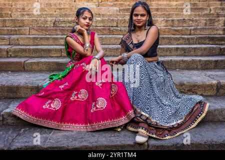 Zwei junge Frauen in traditioneller Kleidung, Gujarat, Indien Stockfoto