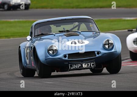 Mike Whitaker, TVR Griffith, Masters Gentlemen Drivers, ein neunzig-minütiges Rennen mit der Option eines zweiten Fahrers, für Touring-Fahrzeuge vor 1966, aufgeteilt in Stockfoto