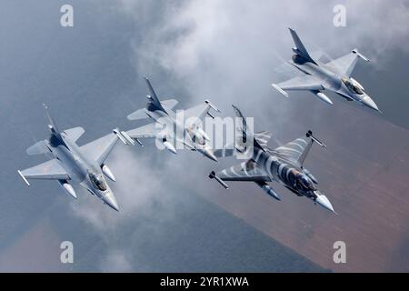 Die belgische Luftwaffe F-16 Kämpfen Falcon Tiger treffen auf Thunder Tigers Air to Air Photography Formation Flying Stockfoto