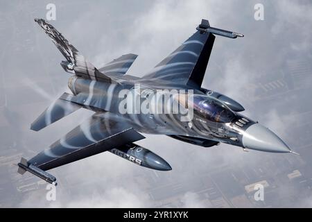 Die belgische Luftwaffe F-16 kämpft gegen Falcon Tiger trifft auf Air-Air-Fotoshooting Stockfoto