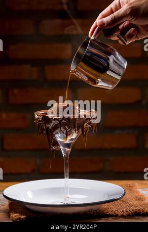Schokoladensouffle in ein Glas mit Eis gegossen. Stockfoto