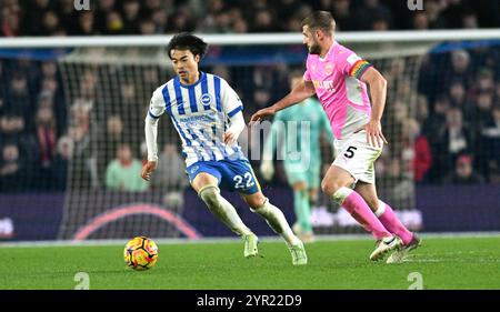 Kaoru Mitoma aus Brighton am Ball während des Premier League-Spiels zwischen Brighton und Hove Albion und Southampton im American Express Stadium , Brighton , Großbritannien - 29. November 2024 - Foto Simon Dack / Teleobjektive nur redaktionelle Verwendung. Kein Merchandising. Für Football Images gelten Einschränkungen für FA und Premier League, inc. Keine Internet-/Mobilnutzung ohne FAPL-Lizenz. Weitere Informationen erhalten Sie bei Football Dataco Stockfoto