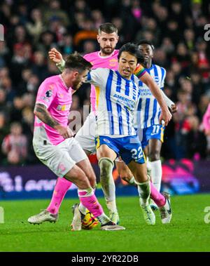 Kaoru Mitoma aus Brighton kämpft um den Ball während des Premier League-Spiels zwischen Brighton und Hove Albion und Southampton im American Express Stadium, Brighton, Großbritannien - 29. November 2024 - Foto Simon Dack / Teleobjektive nur redaktionelle Verwendung. Kein Merchandising. Für Football Images gelten Einschränkungen für FA und Premier League, inc. Keine Internet-/Mobilnutzung ohne FAPL-Lizenz. Weitere Informationen erhalten Sie bei Football Dataco Stockfoto